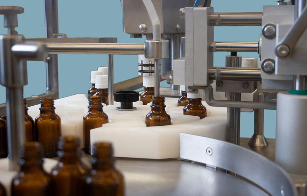 Füll- und Verschließmaschine für kleiner Ampullen COMPACT ist die ideale Lösung für Pharma- und Kosmetikhersteller mit einem eingeschränkten Raum Angebot in der Produktion.