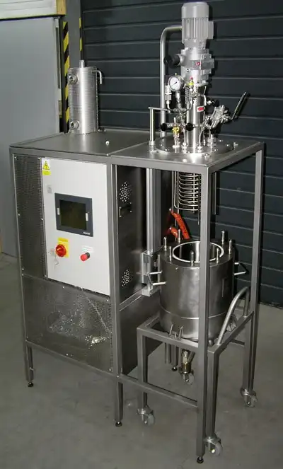 Rührautoklav 10 L, 10 barg, Edelstahl, max. Temperatur 180 °C, el. Antrieb mit Frequenzumrichter, SPS-Steuerung mit LCD-Touchscreen