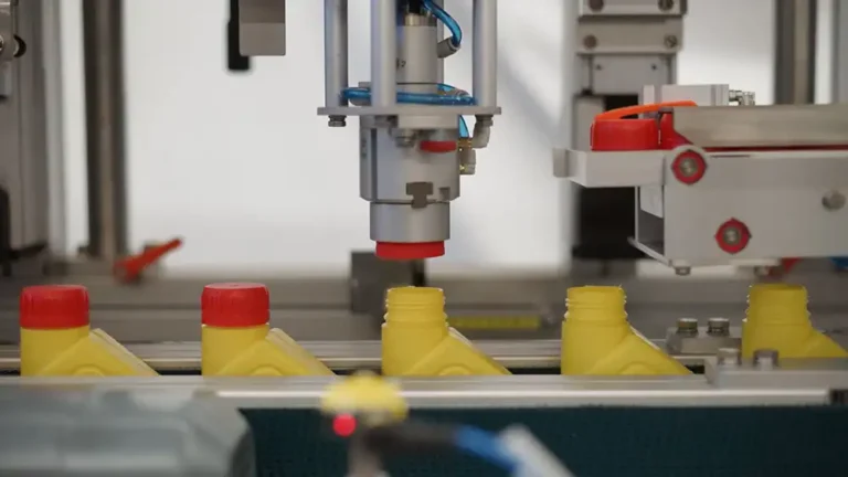 Lineare Verschließmaschine CAPLINE DYNAMIC mit beweglichem Verschließkopf