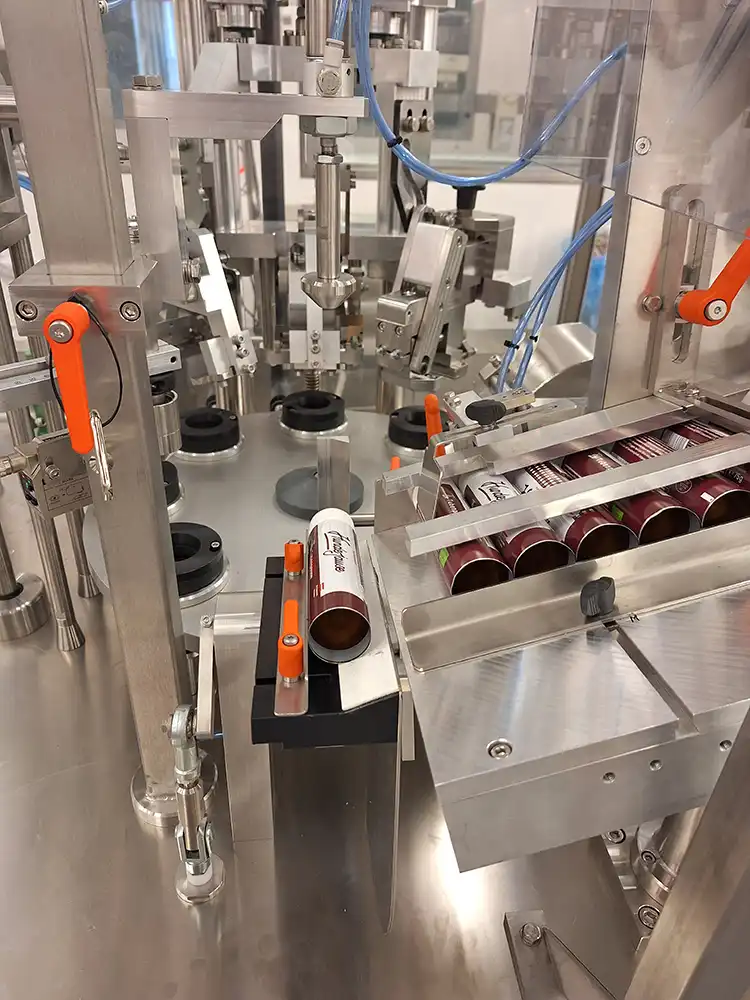 Commissioning of the tube filling and sealing machine for metal and plastic tubes in Pöttelsdorf, Austria