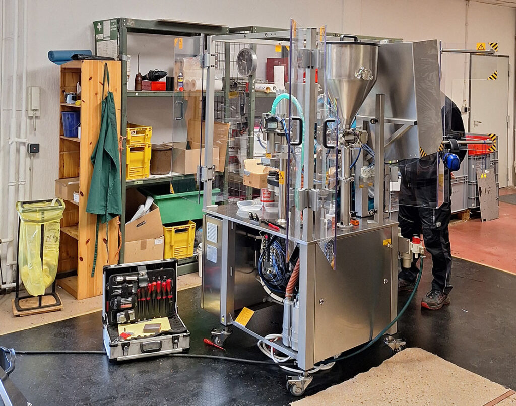 Inbetriebnahme der Tubenfüll- und Verschließmaschine UNIT 175