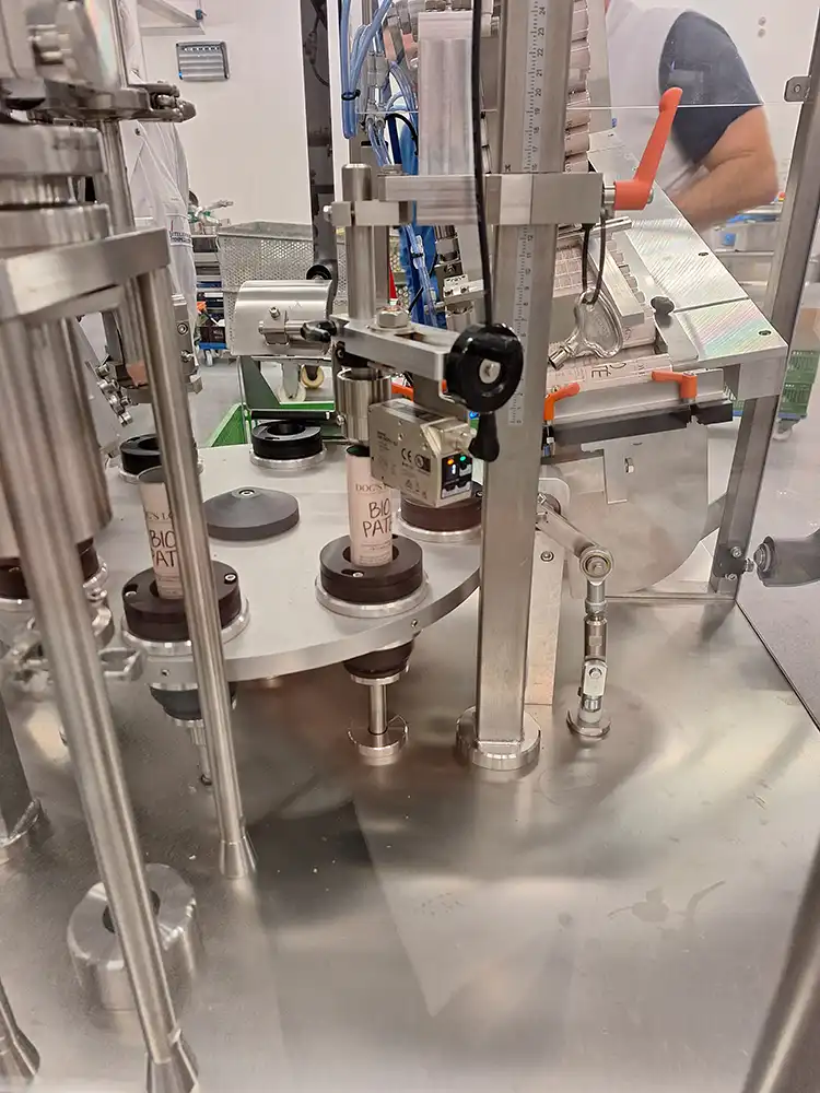 Commissioning of the tube filling and sealing machine for metal and plastic tubes in Pöttelsdorf, Austria